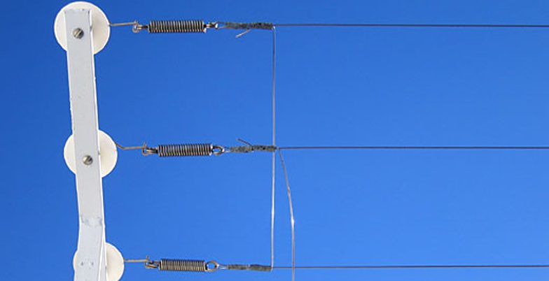 Mola de repuxo instalada em cerca elétrica